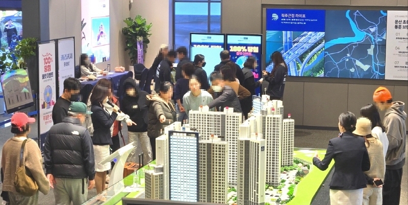 [동문건설, ‘파주 문산역 3차 동문 디 이스트 센트럴’ 견본주택을 둘러보는 방문객]