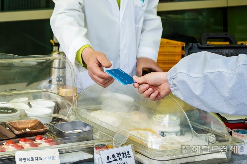 서울문화재단은 문화누리카드를 오는 30일까지 발급한다. 사진은 문화누리카드 사용 장면.[서울시 제공]