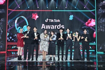 지난 11월 15일 서울 경희대학교 평화의 전당에서 열린 국내 첫 ‘틱톡 어워즈’의 수상자들. 틱톡 어워즈는 틱톡 커뮤니티의 성장에 기여한 크리에이터들의 노력을 조명하고 새로운 영감을 불어넣어주기 위해 개최되었다. 왼쪽부터 진우와해티, 쿠킴, 젼언니, 하다, 룰루보이, 닛몰캐쉬, 고로켓, 영찍남.