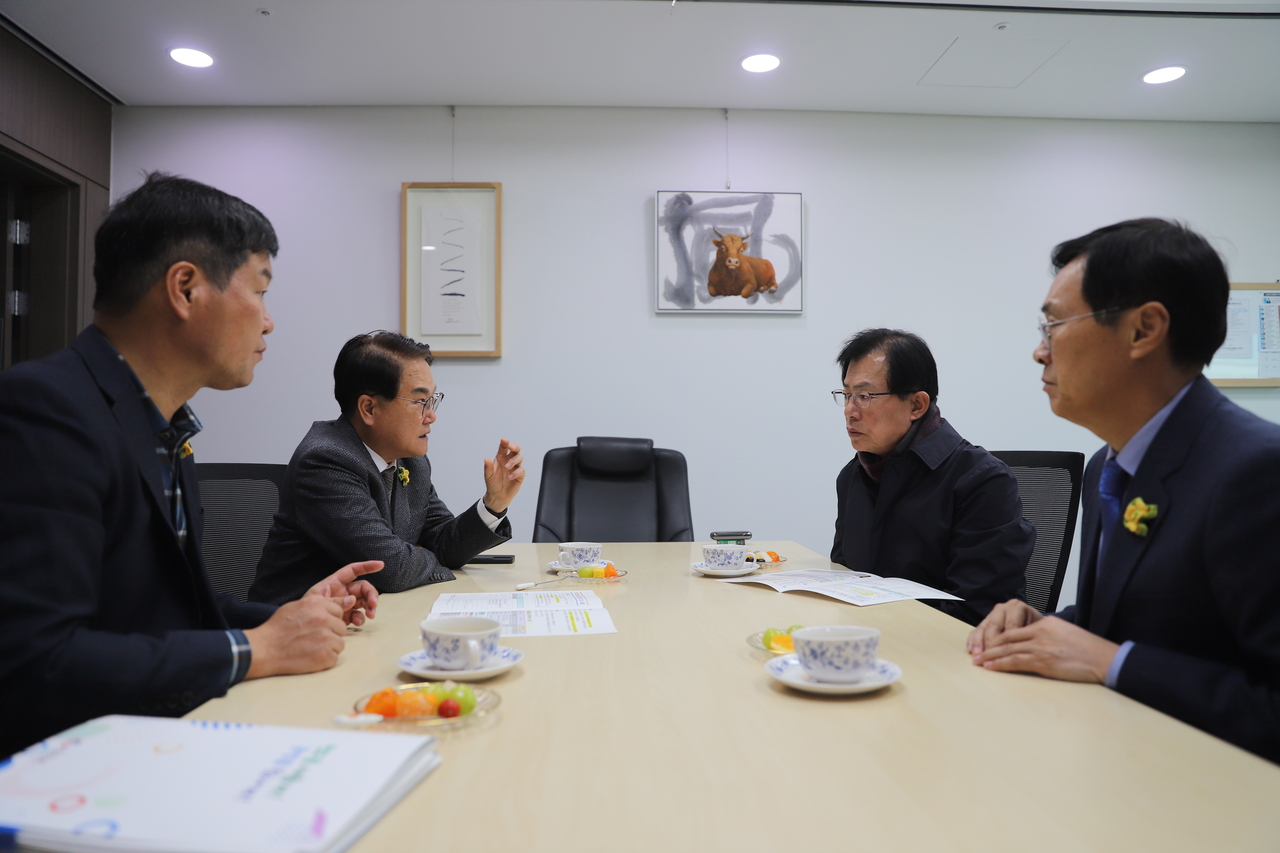 이만희 지역구 국회의원을 만난 청도군수.[청도군 제공]