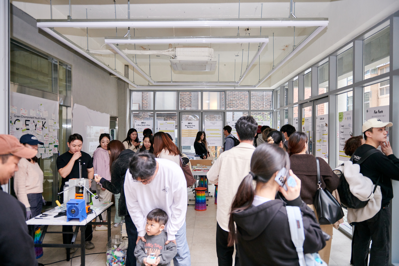 기후변화청년단체GEYK(이하 GEYK)가 지난 16일 서울 성동구에서 국제플라스틱협약의 제5차정부간협상위원회(INC-5)를 앞두고 특별 팝업 부스를 운영했다. [