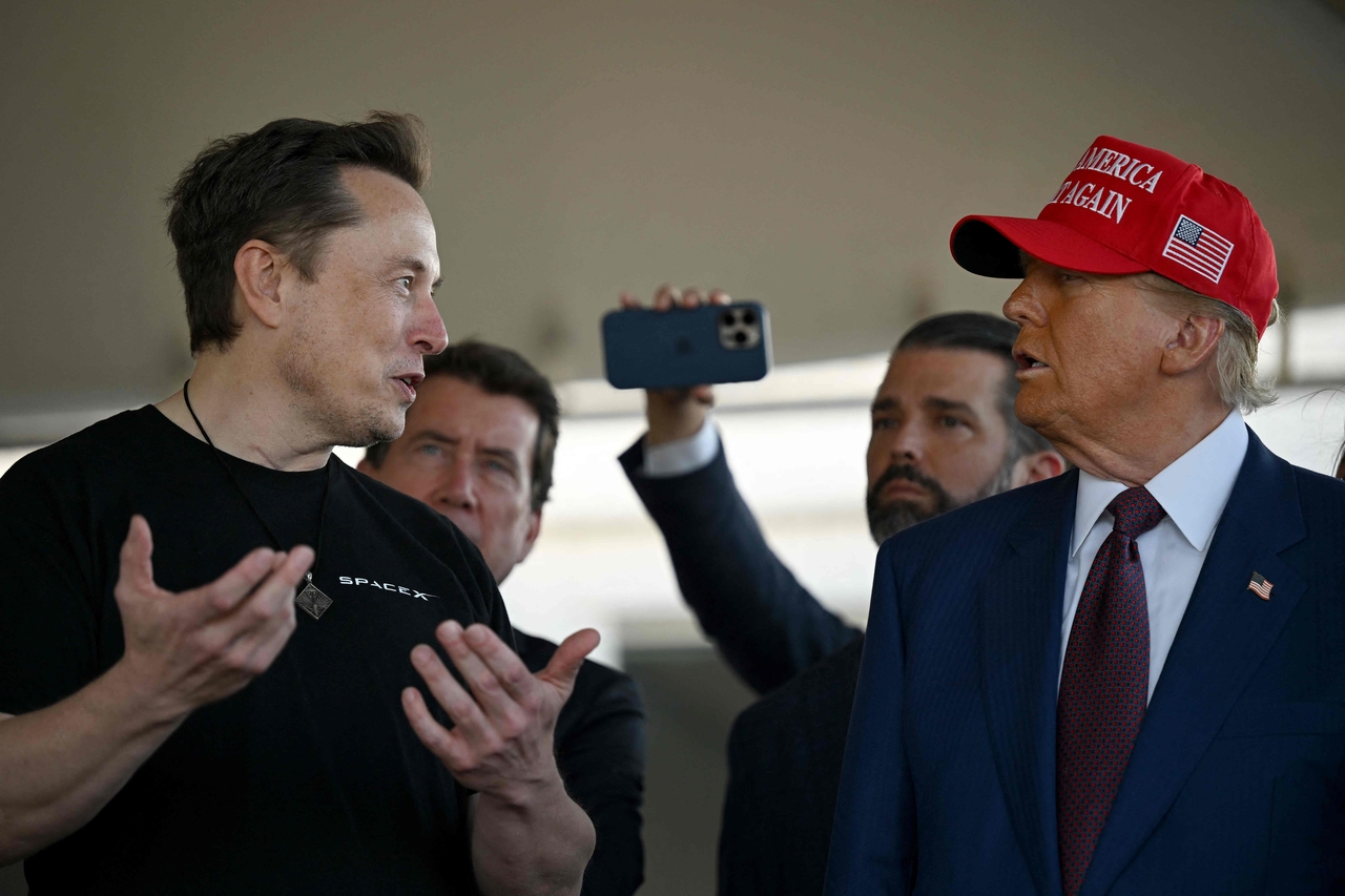 US-DONALD-TRUMP-WATCHES-SPACEX-LAUNCH-ITS-SIXTH-TEST-FLIGHT-OF-S