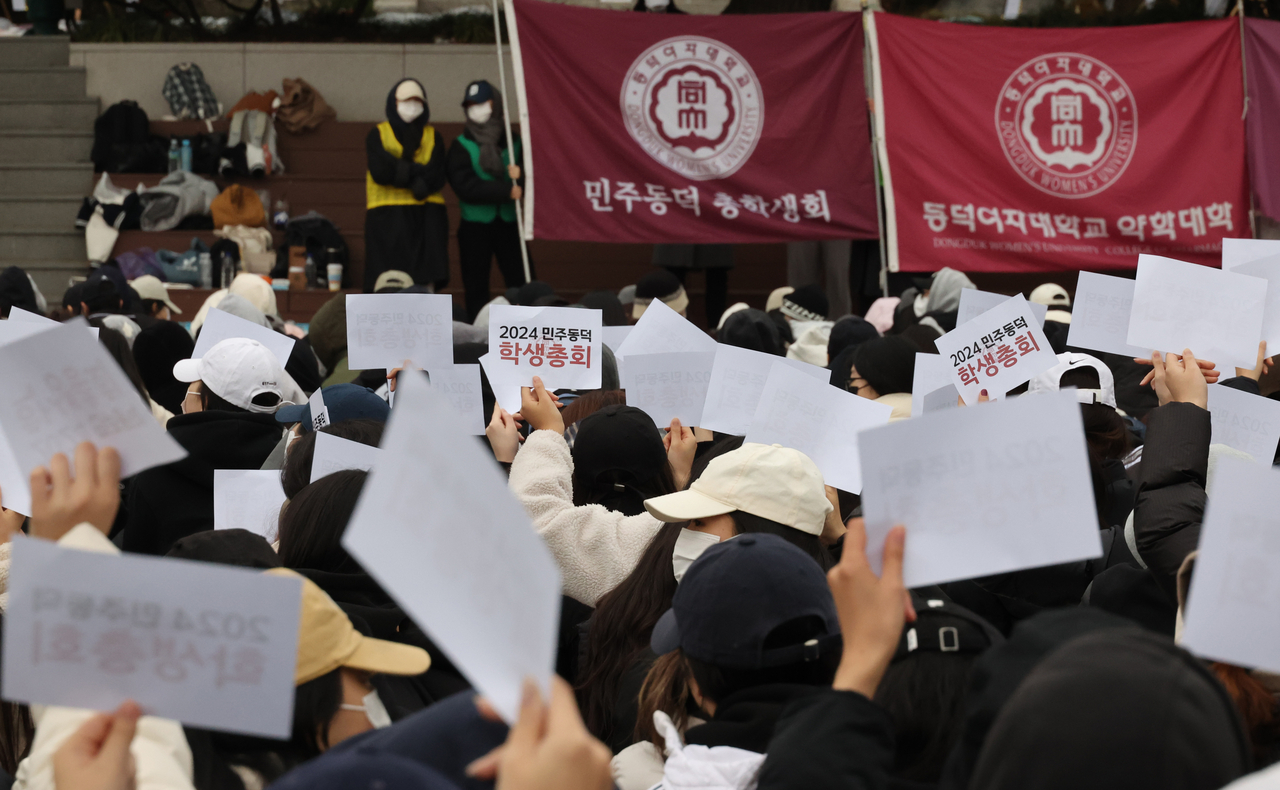 표결하는 동덕여대 학생들