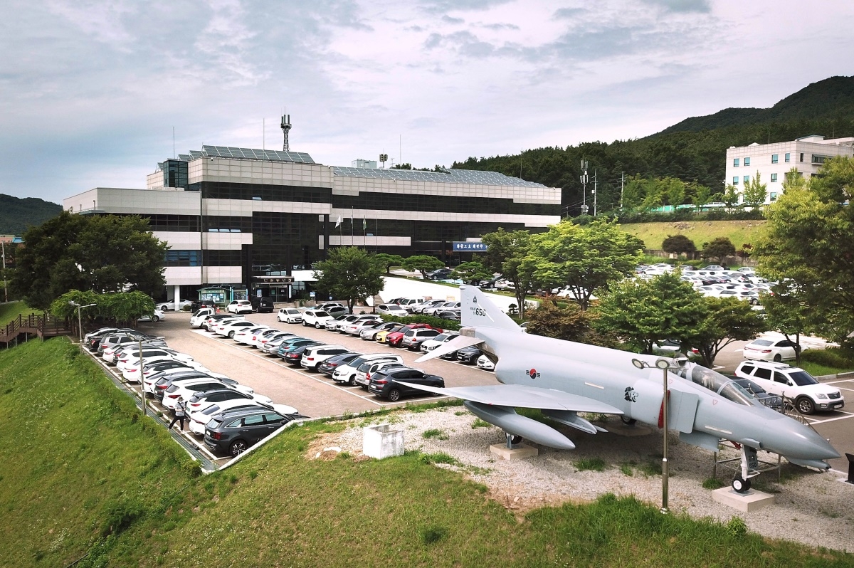 군위군청사 전경.[군위군 제공]