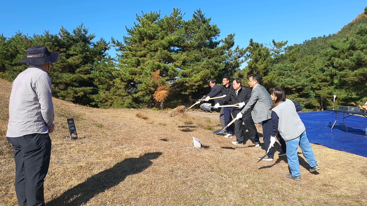 김충복 고령부군수가 고령 지산동 5호분의 발굴조사 안녕을 기원하며 개토제를 지내고있다.[고령군 제공]