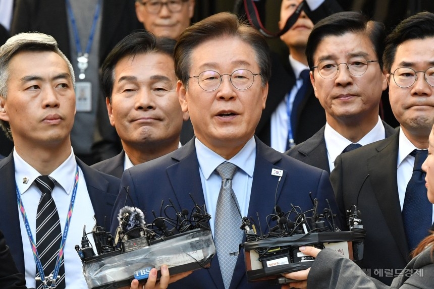 이재명 더불어민주당 대표가 15일 오후 서울 서초구 서울중앙지방법원에서 열린 ‘공직선거법 위반’ 1심 선고 공판에서 징역 1년에 집행유예 2년을 선