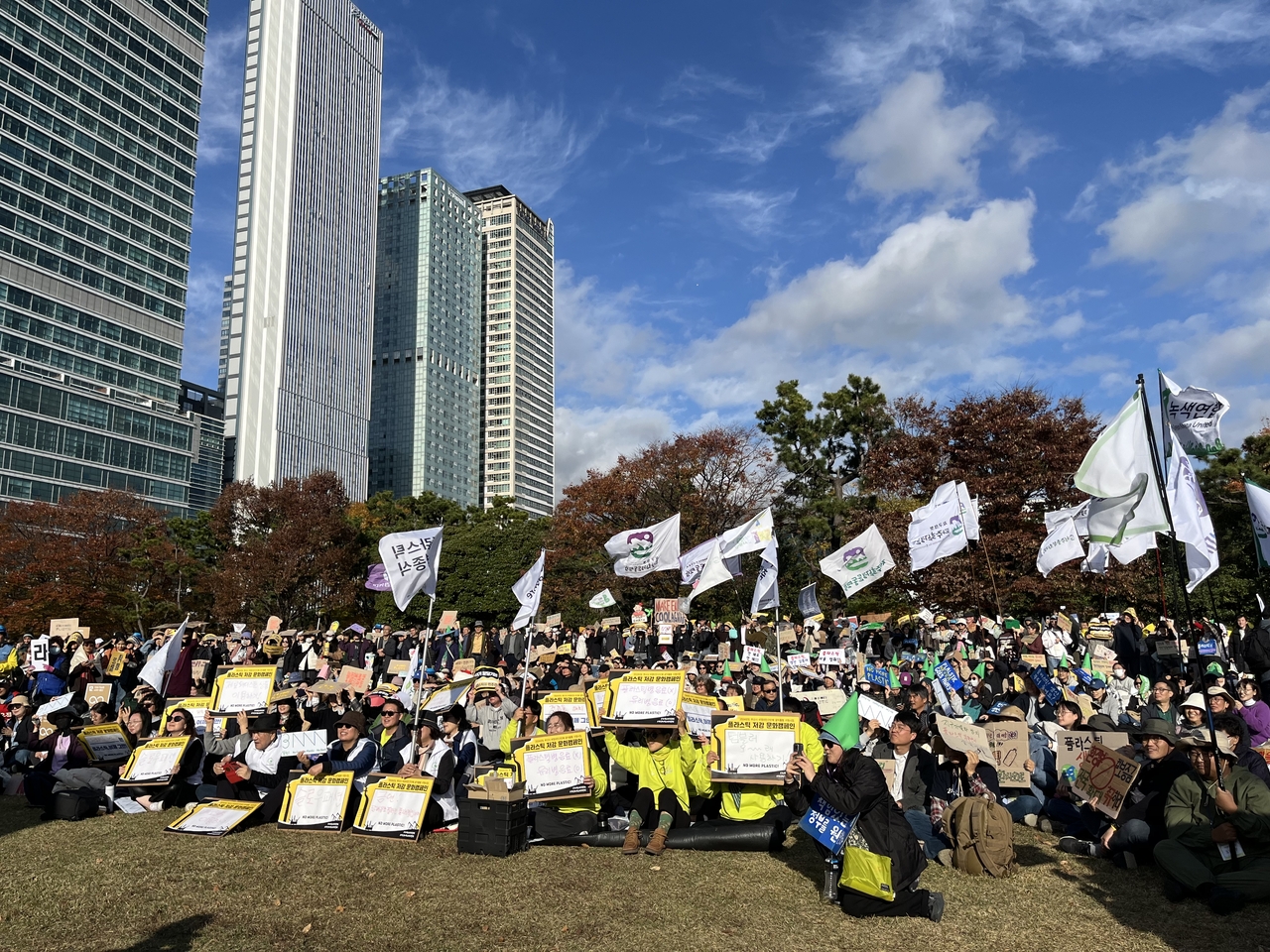 23일 16개 환경단체로 구성된 ‘플뿌리연대’(플라스틱 문제를 뿌리 뽑는 연대)가 부산 벡스코를 중심으로 진행한 ‘강력한 국제 플라스틱 협약을 위한