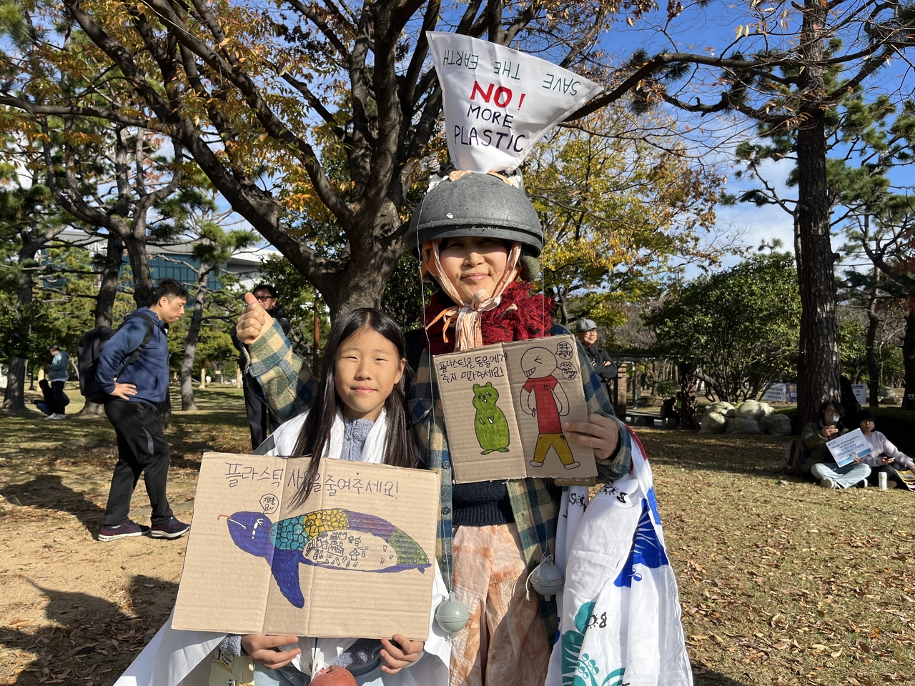 23일 부산 벡스코에서 진행된 ‘강력한 국제 플라스틱 협약을 위한 1123 시민행진’에 참여한 이경아 지구별약수터 대표. 주소현 기자