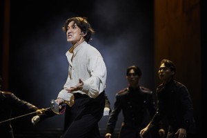 조승우가 돋보인 계단 ‘햄릿’ vs 삶과 죽음 담은 거울 ‘햄릿’ [백스테이지]