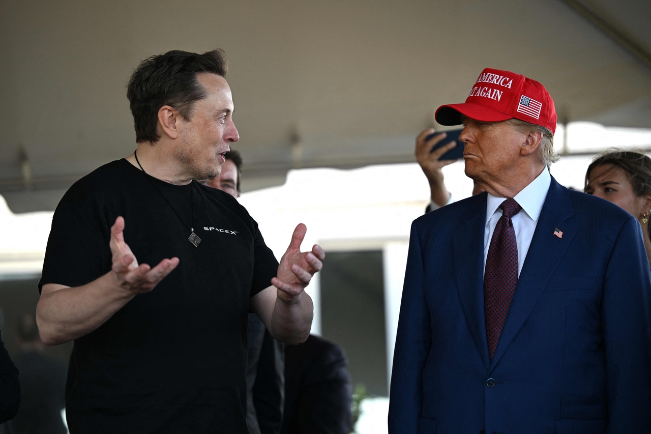 US-DONALD-TRUMP-WATCHES-SPACEX-LAUNCH-ITS-SIXTH-TEST-FLIGHT-OF-S