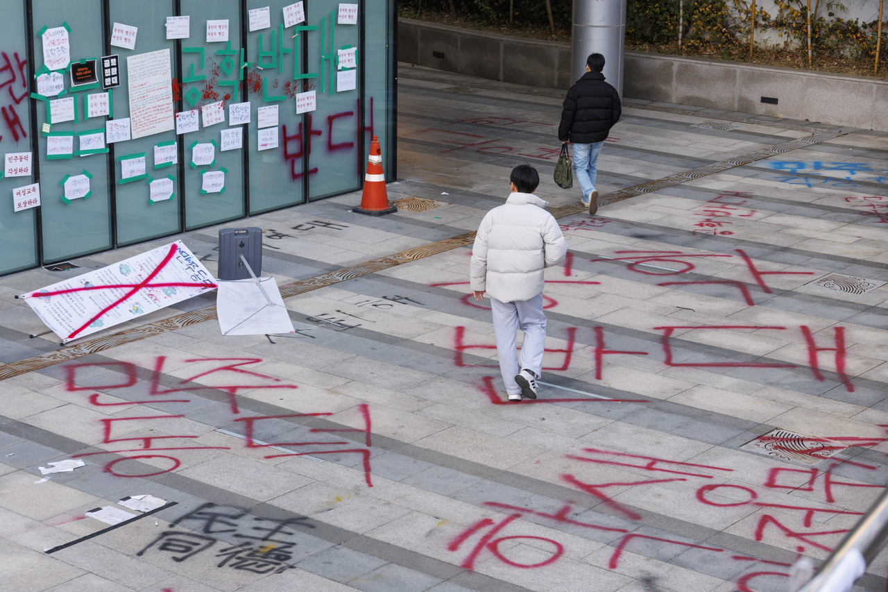 동덕여대 남녀공학 전환 논의 중단, 시위 피해 책임 공방 가능성 여전