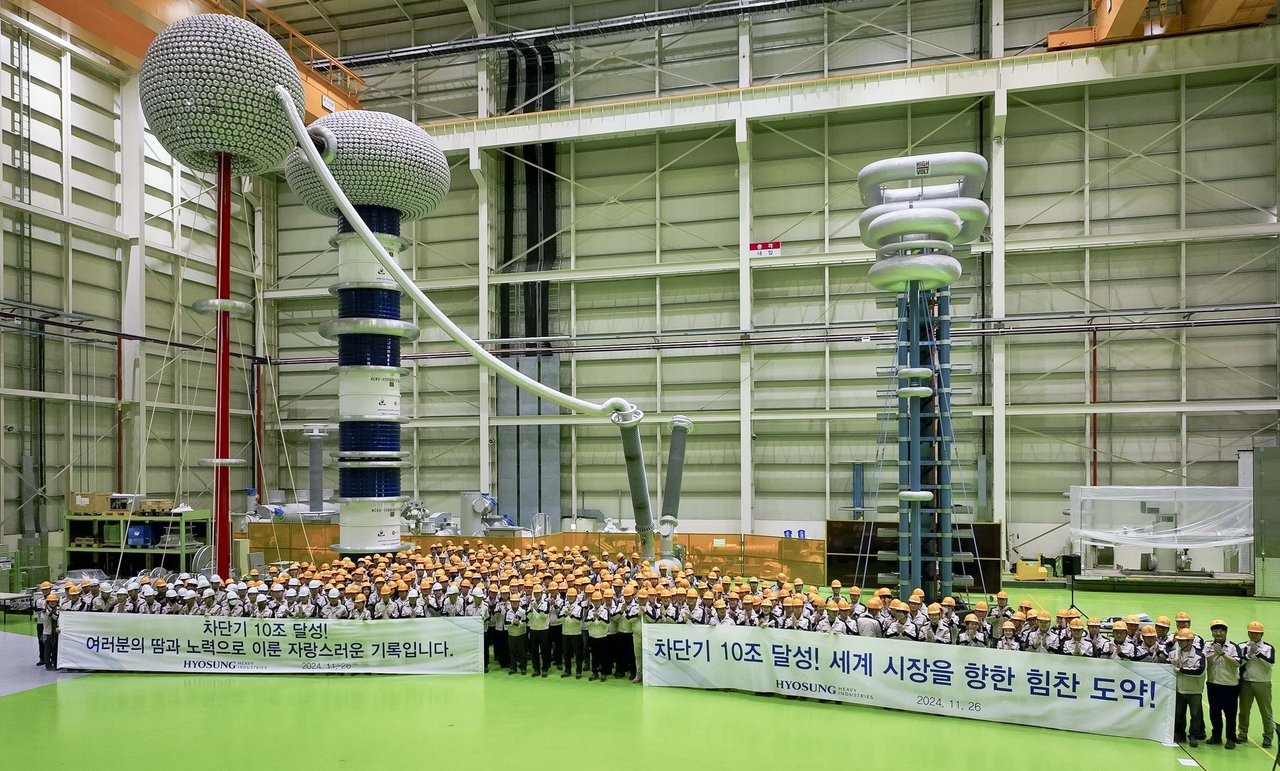 효성중공업 임직원이 지난 26일 창원공장에서 열린 차단기 누적 생산 10조원 기념식에서 기념촬영을 하고 있다. [효성 제공]