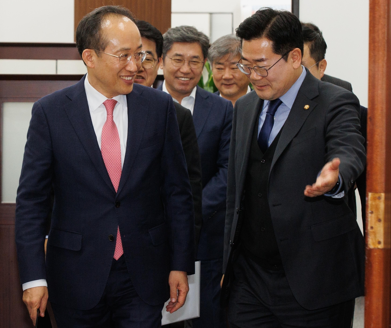 추경호 국민의힘 원내대표(왼쪽)와 박찬대 더불어민주당 원내대표가 26일 서울 여의도 국회에서 열린 우원식 국회의장과의 양당 원내대표 회동에 참석하고 있다. [연합]