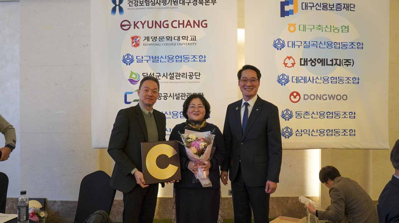 김동현 계명문화대 총무팀장(왼쪽부터), 이은진 계명문화대 HiVE사업단장, 김석표 대구시사회복지협의회장.[계명문화대 제공]