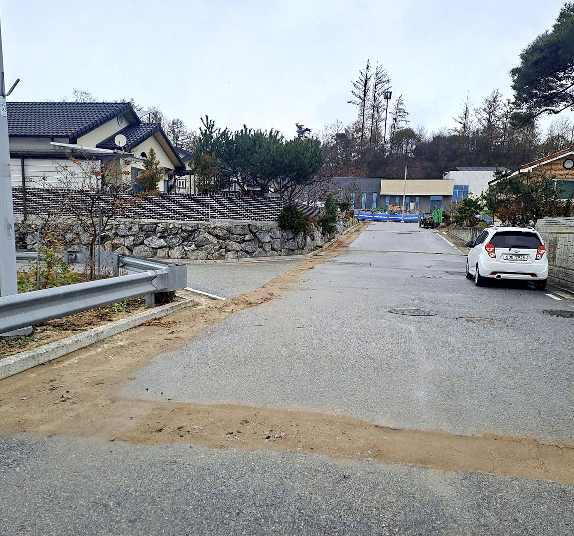 배관 매설 후 도로이면 쪽에 부직포를 깔아 날림 먼지 방지와 보행자 안전 통행을 유도해야 하나 부직포를 깔지 않아 통행에 위험을 주고 있다.
