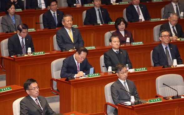 굳은 표정의 국무위원들