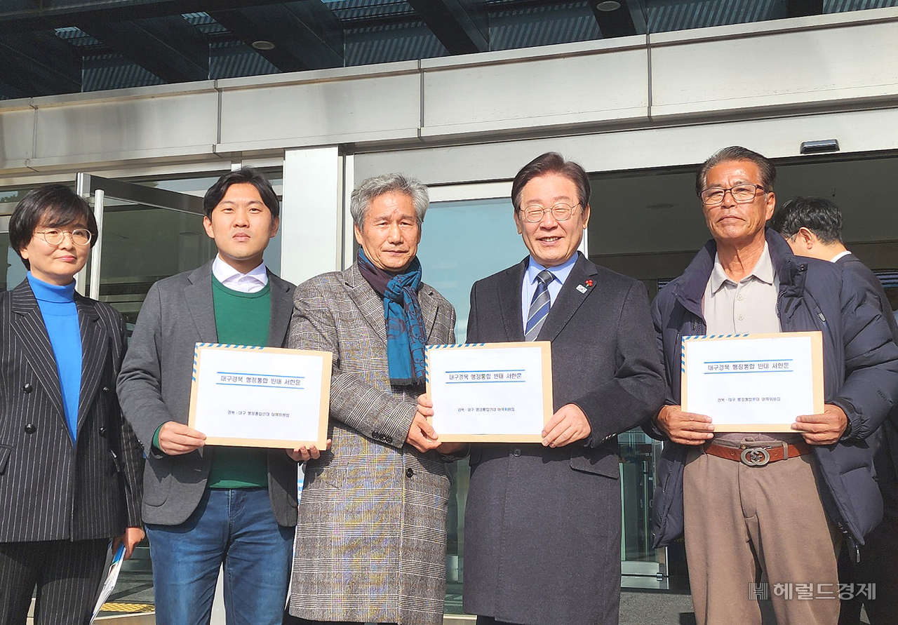 이재명 대표가 1일 경북도청 본관앞에서 경북 대구 행정통합 반대 대책위원회 관계자들과 만나 ‘대구·경북 행정통합 반대 서한문’을 전달받고 있다(민주당 경북 도당제공)