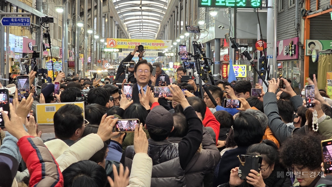 1일오후 민주당 이재명 대표가  포항 죽도시장을 방문해 상인들의 환영을 받고 있다(민주당 경북도당 제공)