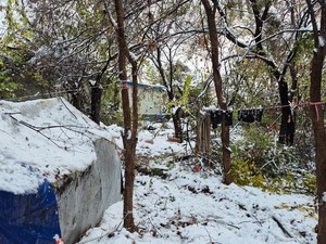 “낮엔 대합실에, 밤엔 텐트서 간신히 버텨”…눈 쌓인 용산역 노숙인 텐트촌[르포]
