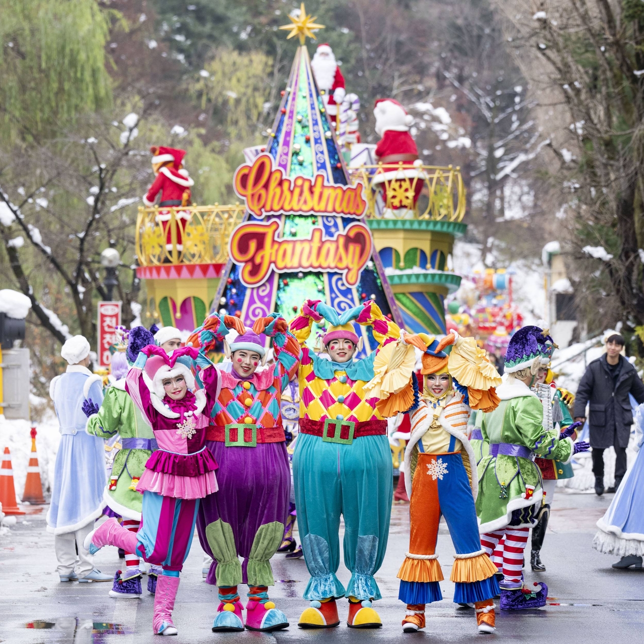 에버랜드에서 진행되는 ‘블링블링 X-mas 퍼레이드’. [에버랜드 제공]