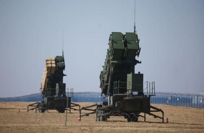2022년 3월 24일 러시아가 우크라이나를 침공한 가운데 미 육군 MIM-104 패트리어트 지대공 미사일(SAM) 시스템 발사대가 폴란드의 르제스조프-야시온카 공항에서 촬영된 모습  [로이터]
