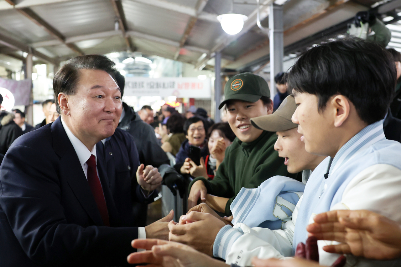 윤석열 대통령, 공주산성시장 방문