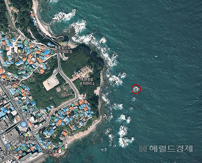 울릉도·독도와 최단거리 육지 기점인 거북바위(빨간 동그라미)