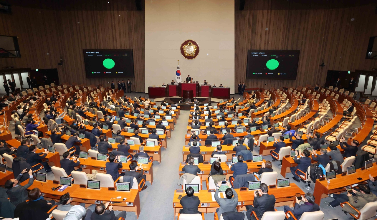 비상계엄 해제요구안 가결에 박수치는 의원들