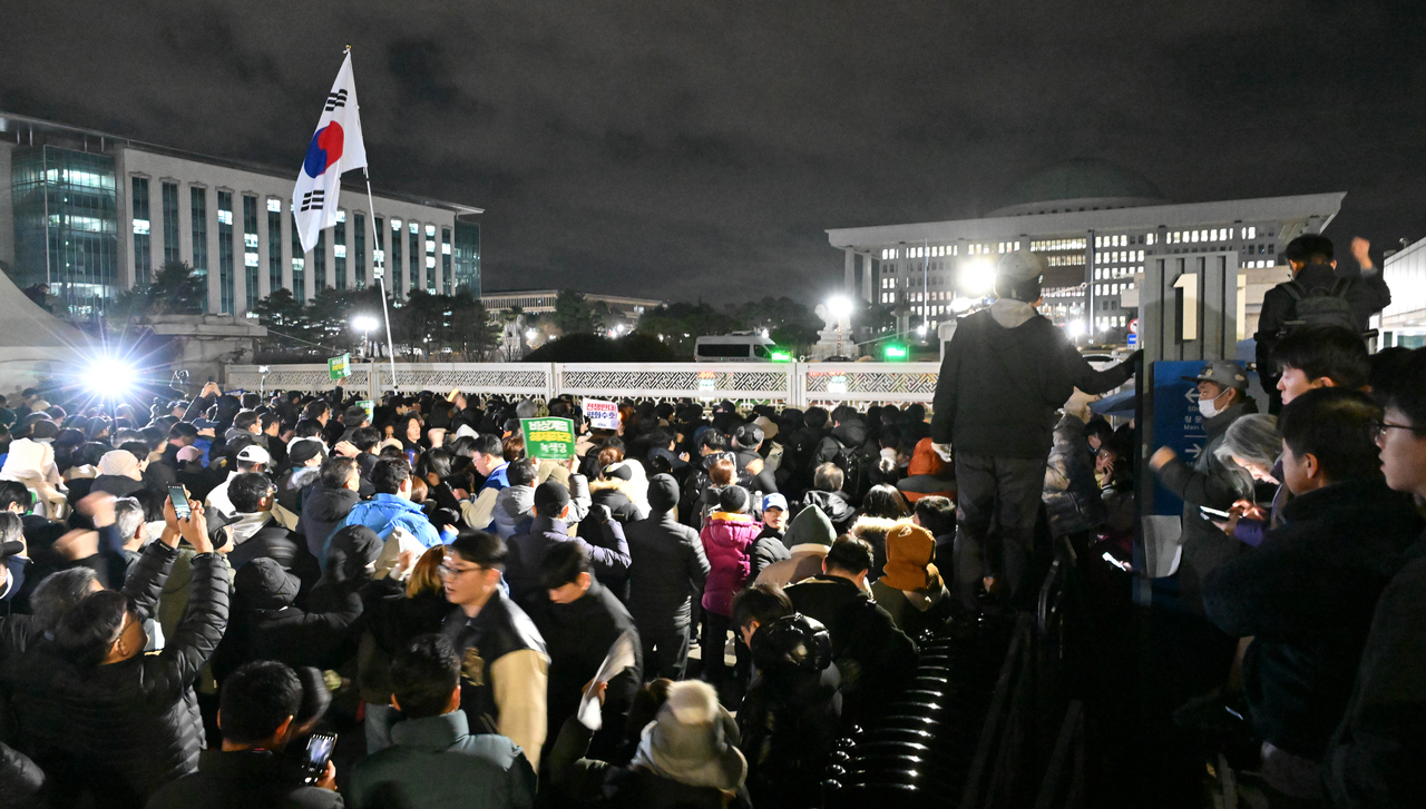 국회에 모여든 시민들