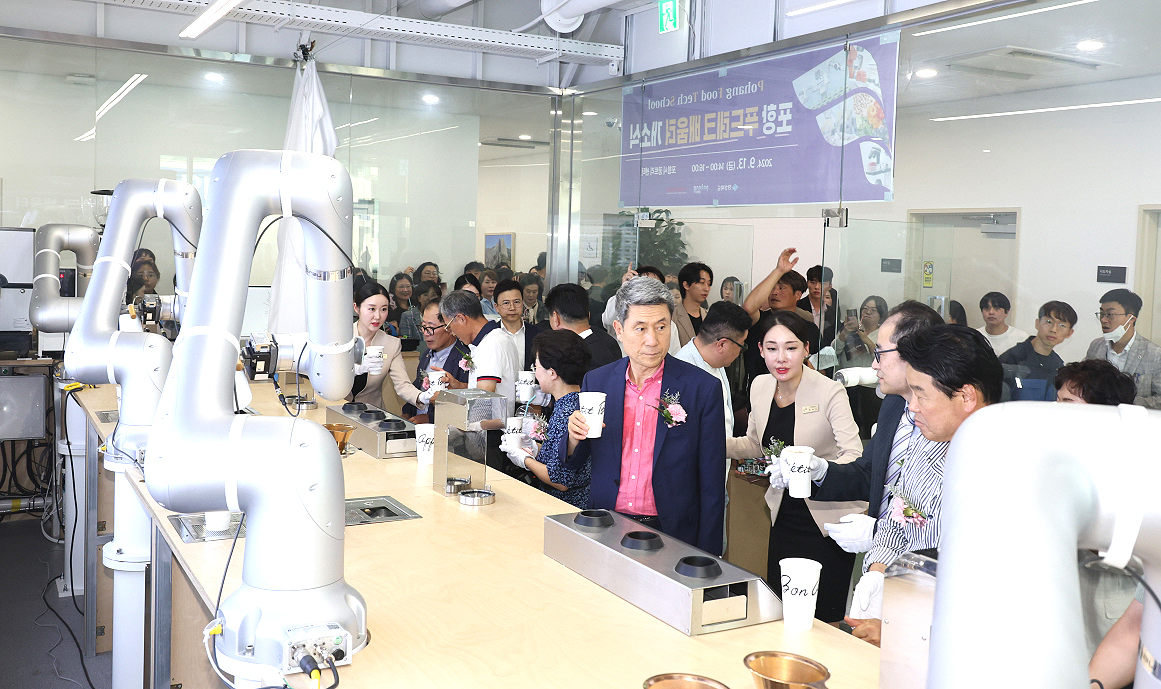 뉴로메카의 로봇커피머신 기술을 활용해 포스텍 푸드테크학과의 자문을 받아 운영되는 푸드테크 배움터의 커피 시음모습(포항시 제공)