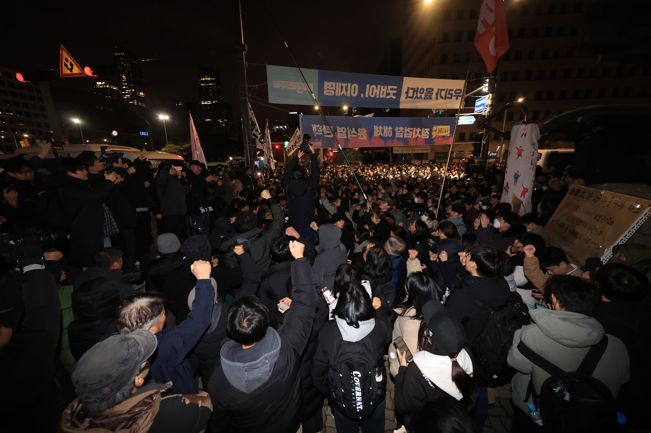 계엄령 해제 구호 외치는 시민들