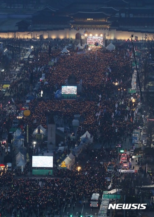 2017년 3월 11일 오후 서울 광화문 광장 집회 모습. 광화문 인근 쪽 차량 진입이 어려웠다.  [뉴시스 사진공동취재단]