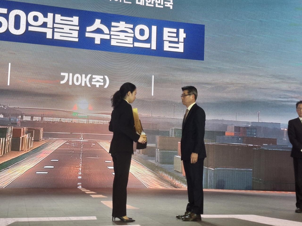 송호성(오른쪽) 기아 사장이 5일 열린 61주년 무역의날 기념식 현장 리허설에서 250억 달러 ‘수출의 탑’을 수상하고 있다. [김성우 기자]