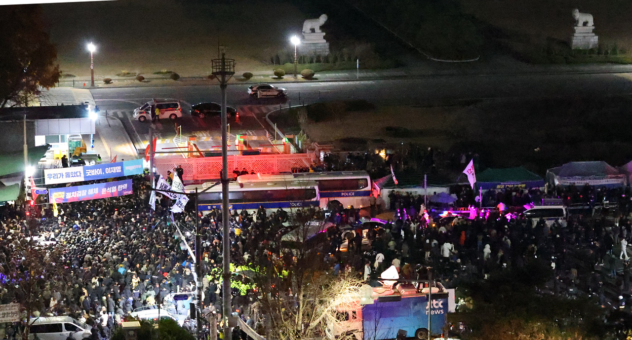 계엄령 선포에 국회 앞은 아수라장