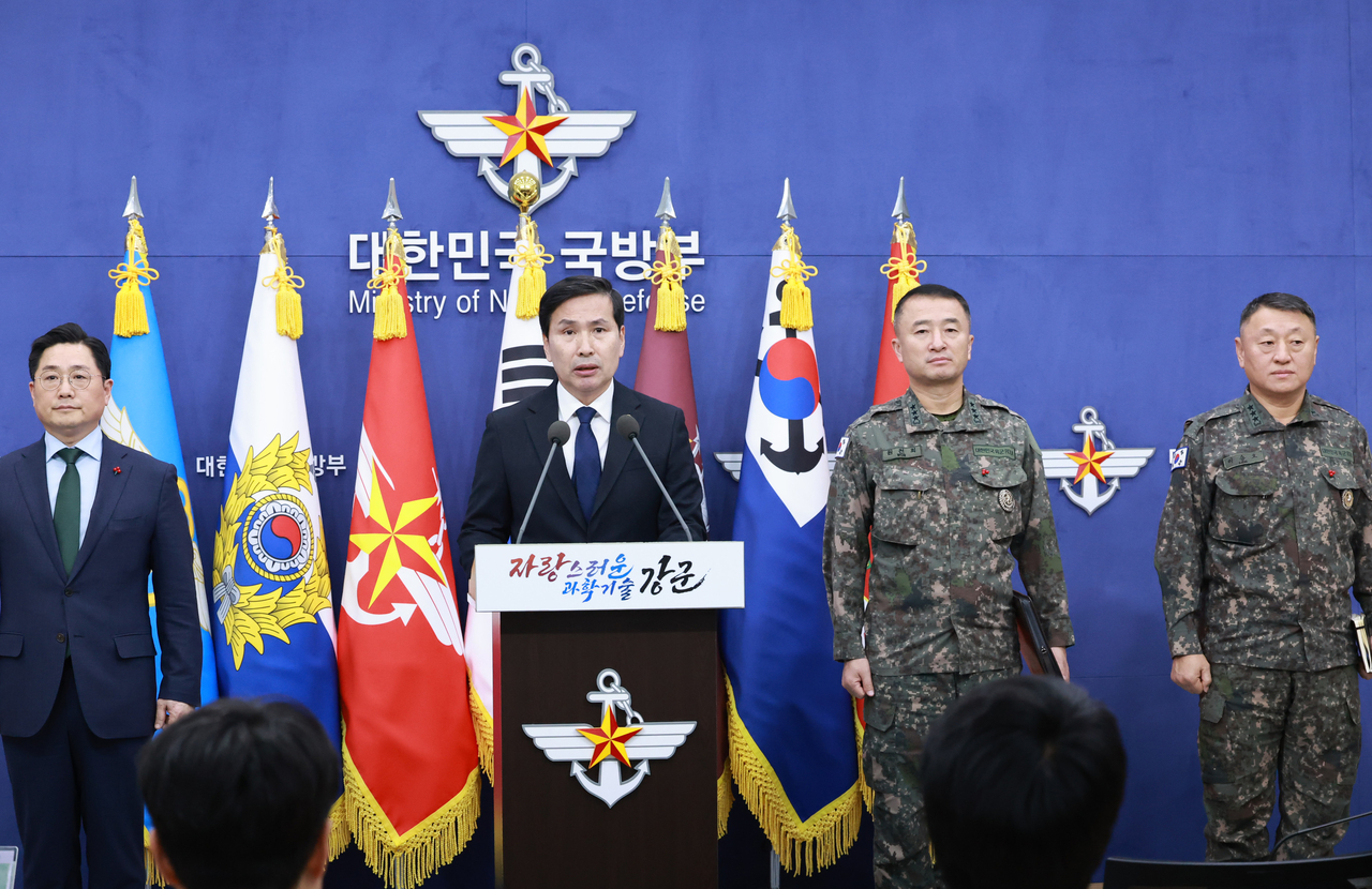 김선호 국방부 장관 직무대리가 6일 서울 용산 국방부에서 비상계엄 사태와 관련해 긴급 브리핑을 하고 있다. [연합]