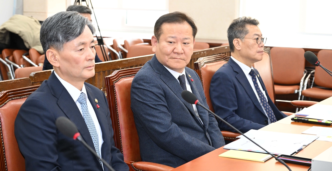 이상민 행정안전부 장관(가운데)이 지난 5일 오전 계엄 당시 경찰의 대응과 관련한 긴급 현안질의가 진행되는 국회 행정안전위원회 전체회의에 참석해 자리에 앉아 있다. 이상섭 기자