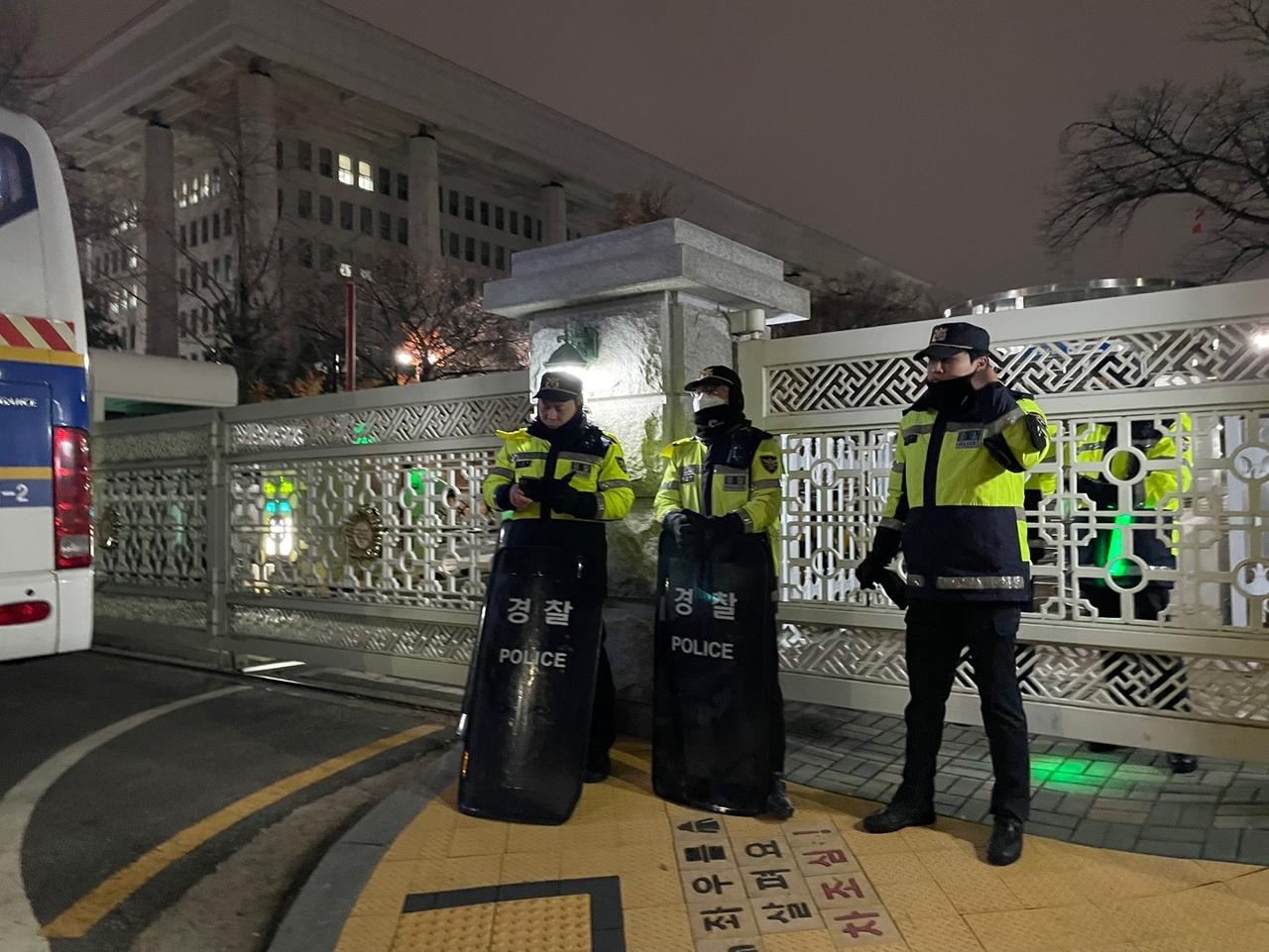 윤석열 대통령이 비상토토 카지노을 선포한 3일 밤 서울 여의도 국회 출입문을 경찰이 통제하고 있다. [연합]