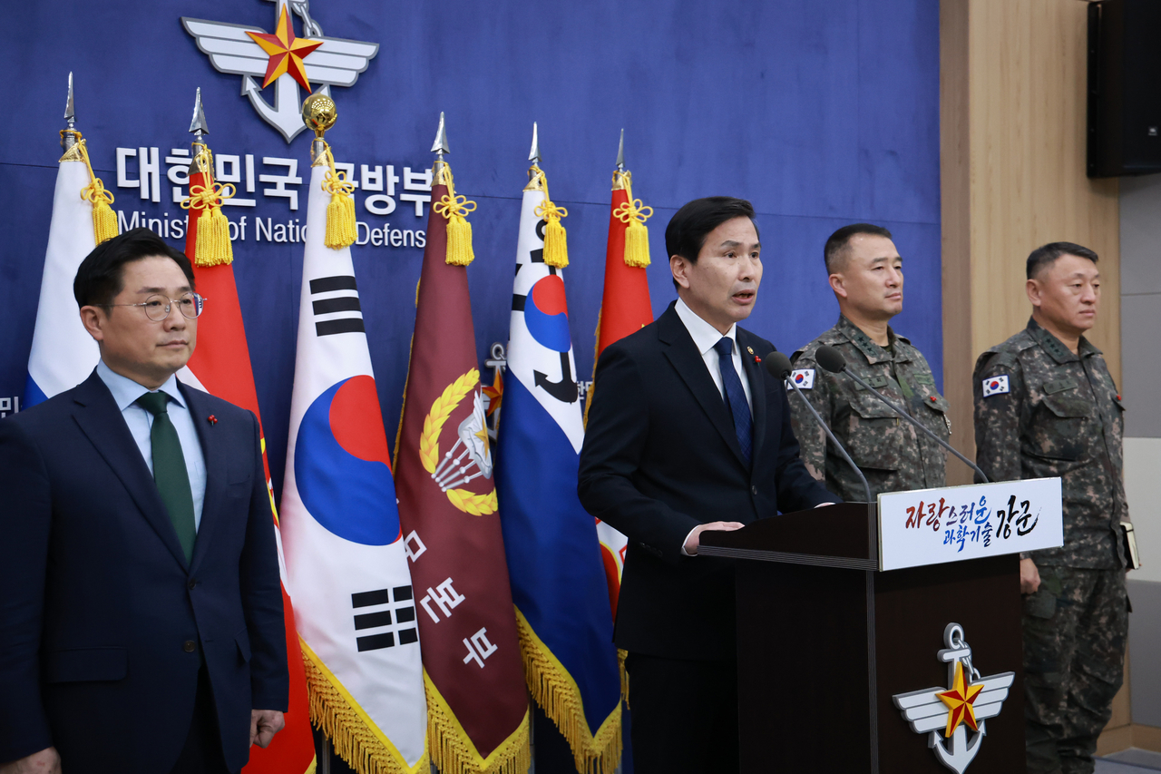 국방부 장관 직무대리를 맡은 김선호(왼쪽 두번째) 국방부 차관이 6일 서울 용산 국방부청사에서 조창래(왼쪽부터) 국방정책실장과 합참 원천희 정보본부장, 이승오 작전본부장과 비상토토 카지노 사태와 관련해 긴급 브리핑을 하고 있다. [연합]