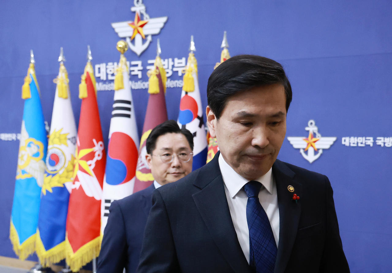 국방부 장관 직무대리를 맡은 김선호 국방부 차관이 6일 서울 용산 국방부에서 비상토토 카지노 사태와 관련한 긴급 브리핑을 마친 뒤 브리핑실을 떠나고 있다. [연합]