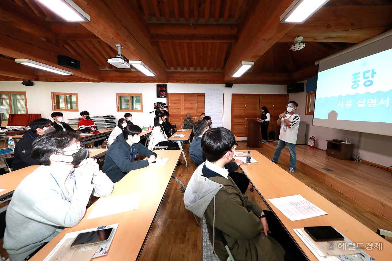도시 청년 예천 살아보기 참가자들이 설명 듣고 있다 (예천군 제공)