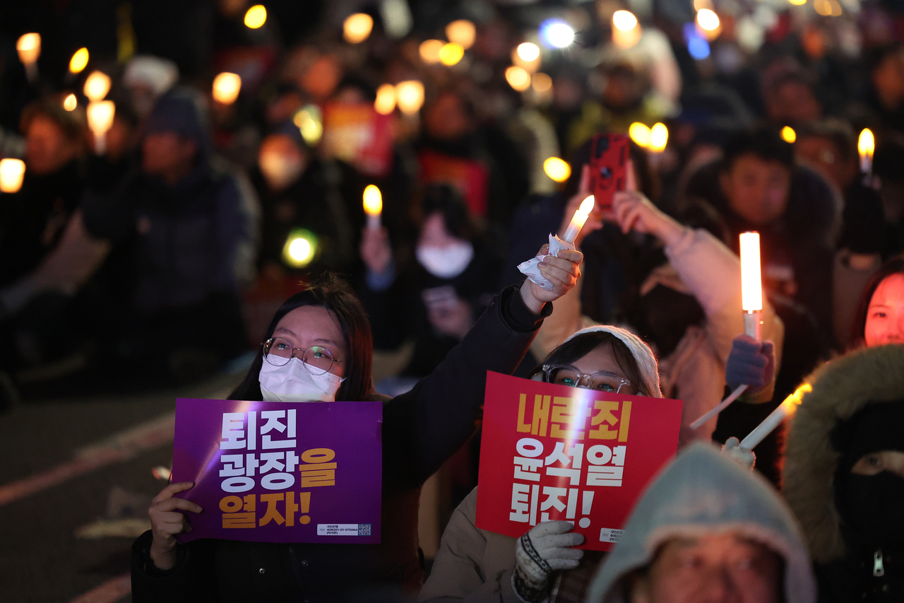 6일 오후 서울 영등포구 국회의사당역 인근에서 시민들이 대통령 탄핵을 촉구하는 촛불집회에 참석해 있다. <연합뉴스>