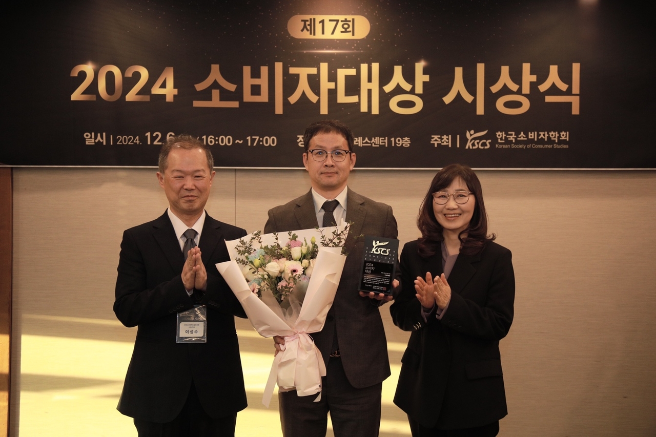 제주항공 관계자가 한국소비자학회로부터 소비자대상을 받은 뒤 기념촬영에 임하고 있다.