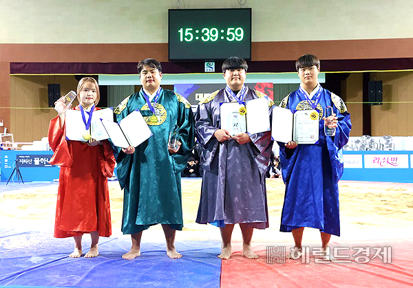 영주시 이준희(왼쪽 두 번째)선수가 체급별 씨름왕 시상식에서 기념사진을 찍고 있다(대한씨름협회 제공)