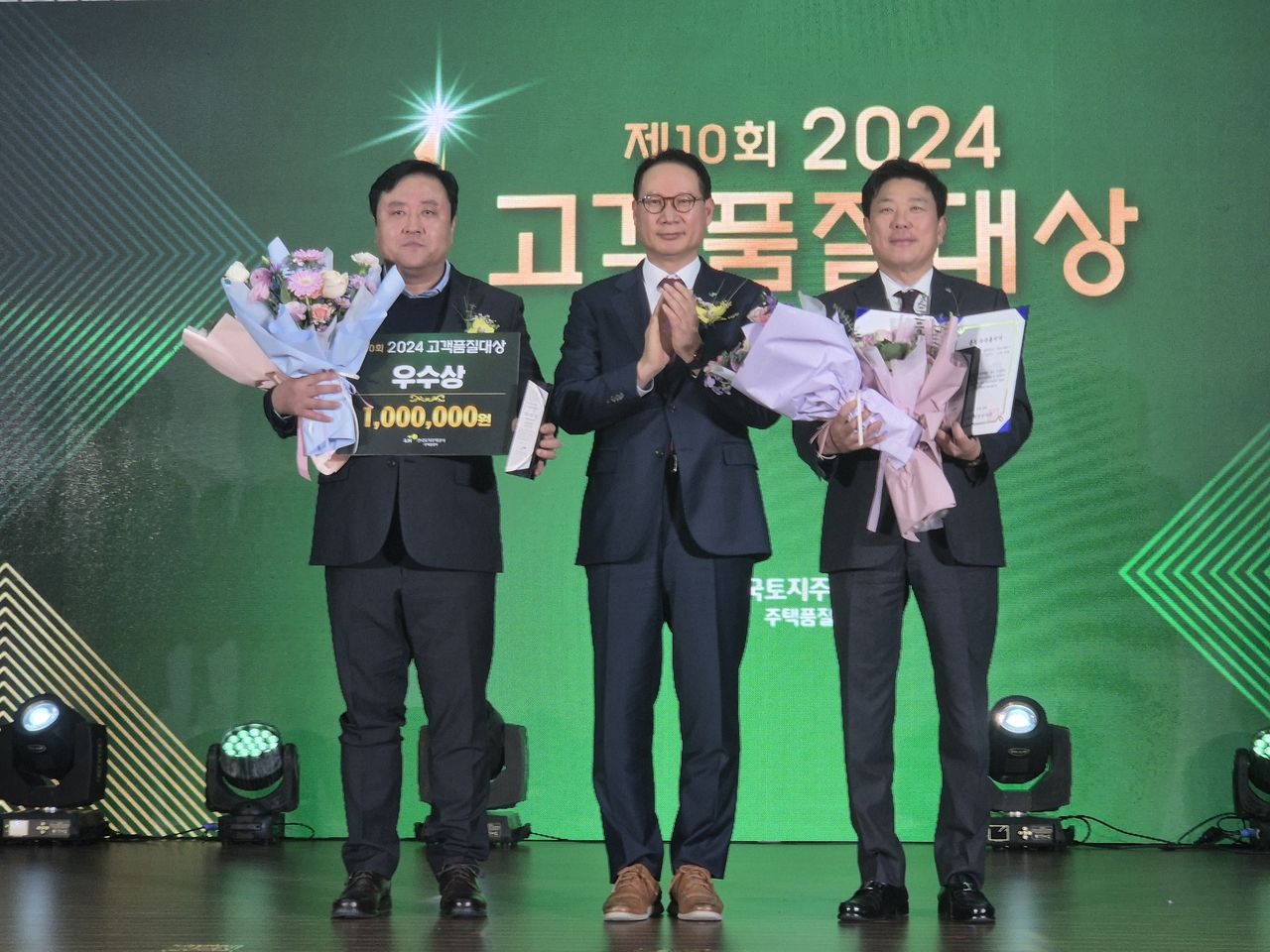 노기원 ㈜태왕 회장(오른쪽부터), 정운섭 LH 스마트건설 본부장, 이진영 ㈜태왕 CS팀장.[㈜태왕 제공]