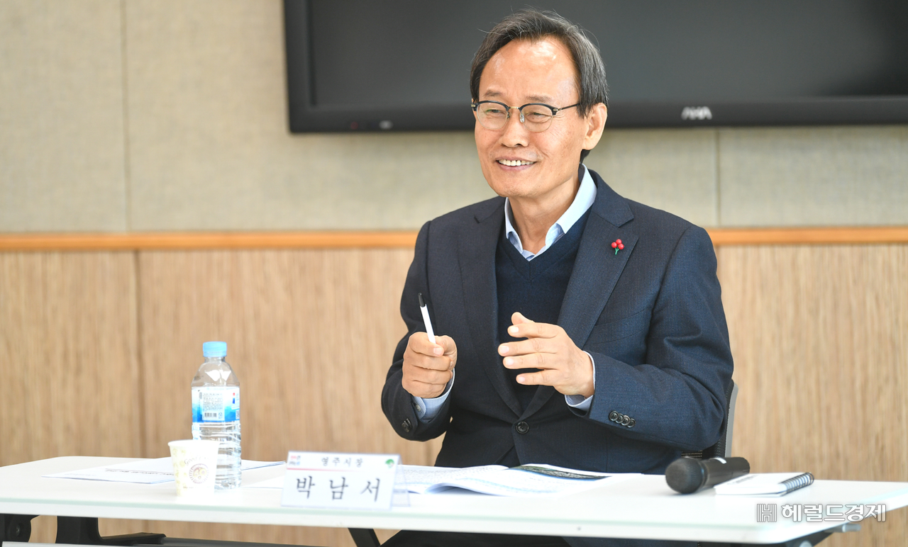 박남서 영주시장이 9일 제10기 시정 모니터 간담회 에서 올해 시정 추진 전반을 설명하고 있다(영주시 제공)