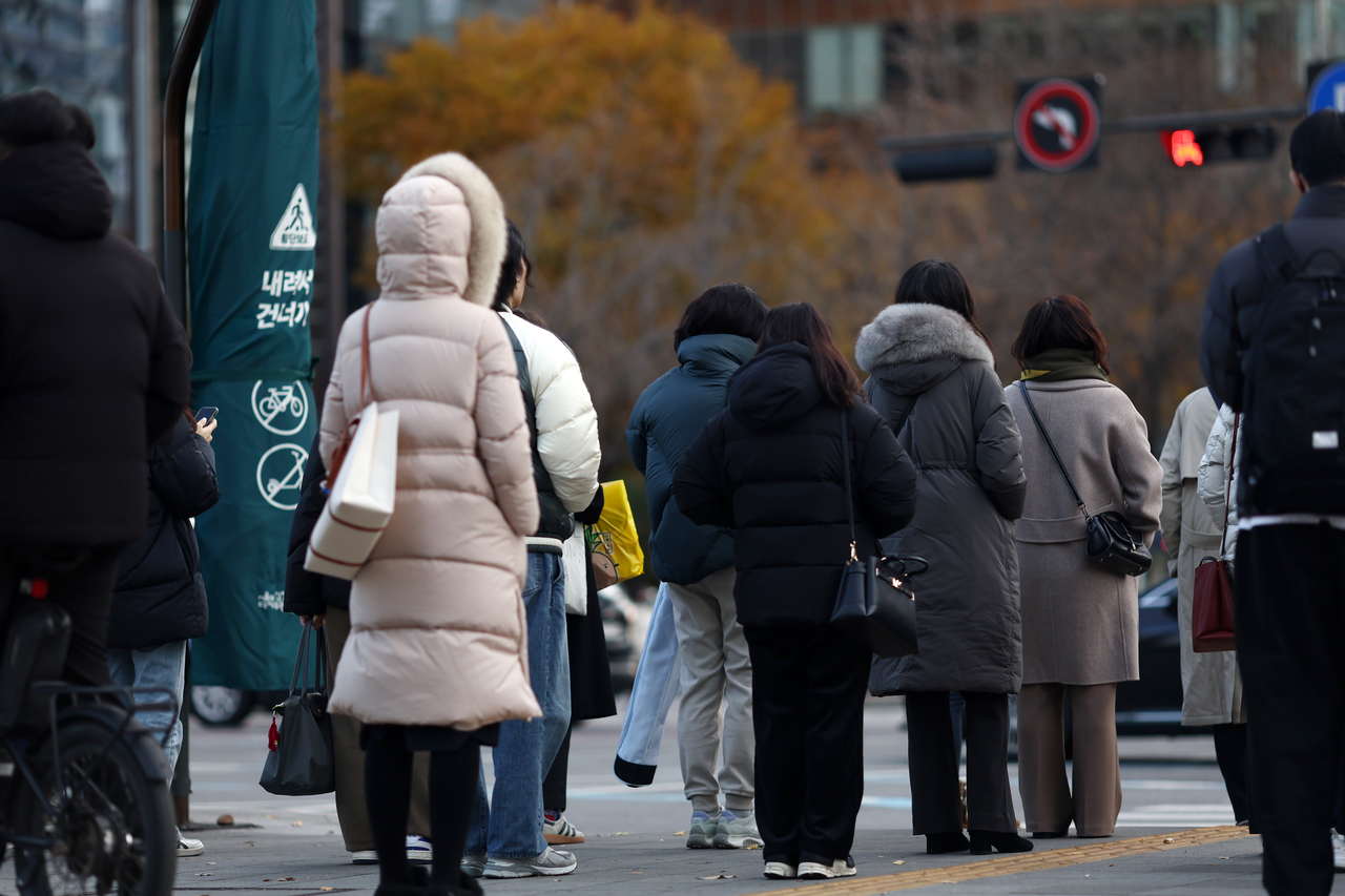 아침 영하권 추위를 보인 3일 서울 세종대로 사거리에서 시민들이 보행 신호를 기다리고 있다. [연합]