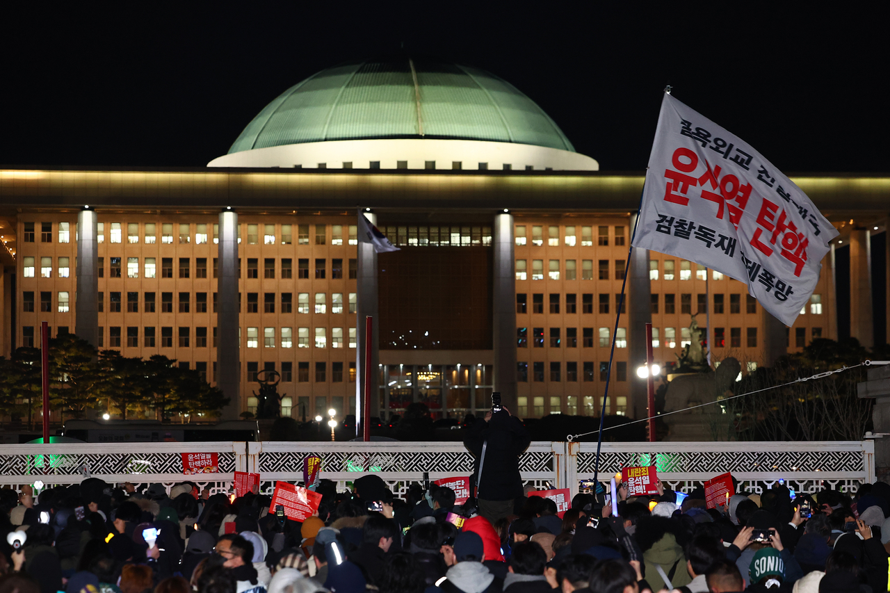 국회 앞 탄핵 집회 이어가는 시민들