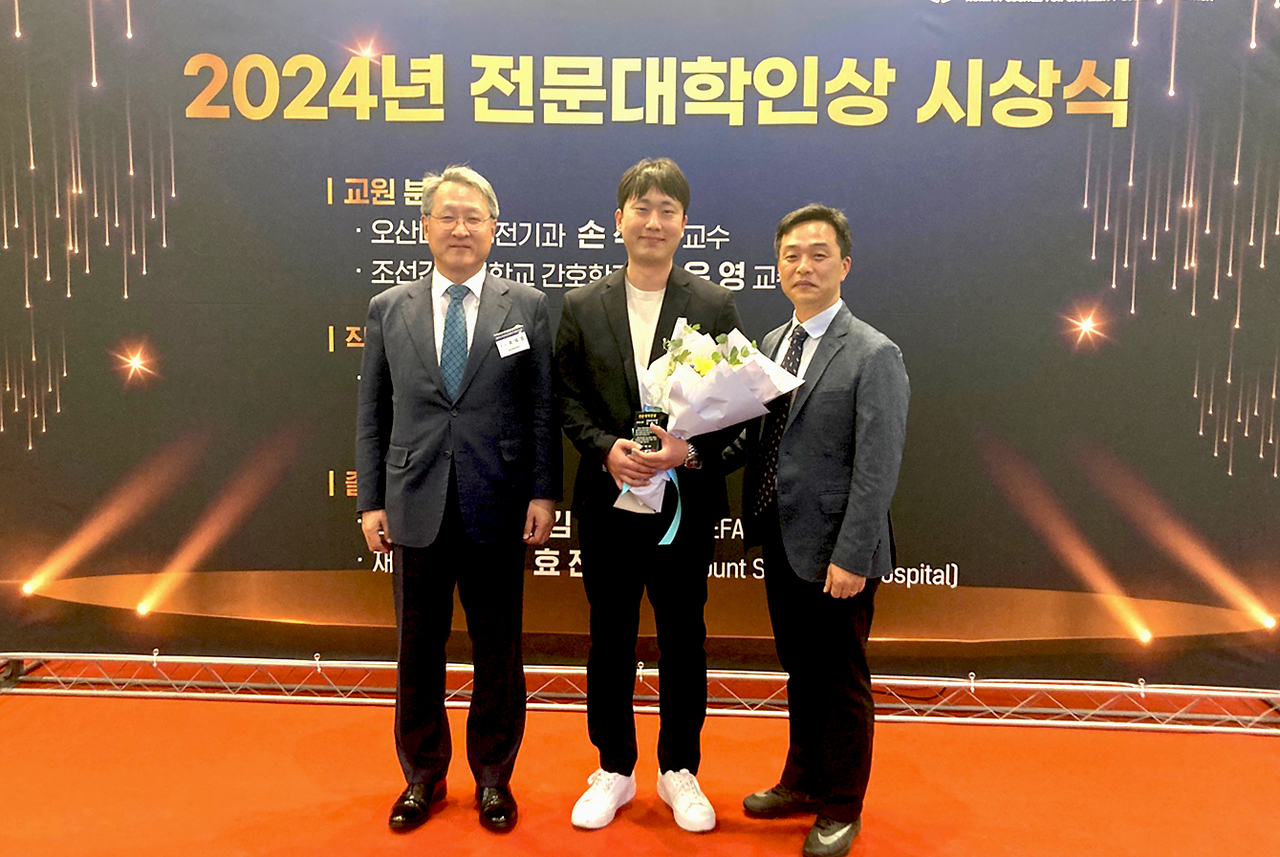 김창현 (가운데)씨와 최재영 총장(왼쪽), 임덕성 컴퓨터정보계열 부장.[영진전문대 제공]
