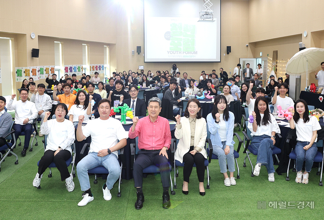 지난 4월 포항 청춘센터&청년 창업플랫폼에서 ‘청년 주도형 정주 환경, 포항에서 답을 찾다!’를 주제로 열린 청년 포럼모습(포항시 제공)