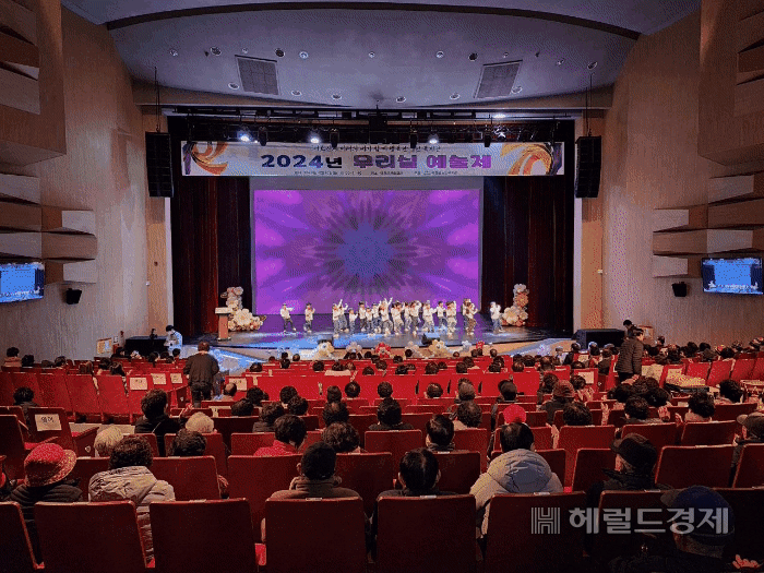 예천군노인복지관(관장 김정표)은 10일 예천군문화회관에서   ‘2024년 무리실 예술제’를 개최했다. (예천군 제공)